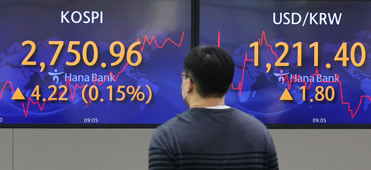 An electronic board showing the Korea Composite Stock Price Index (Kospi) at a dealing room of the Hana Bank headquarters in Seoul on Thursday. (Yonhap)