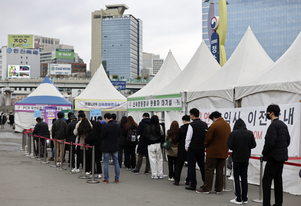 31일 오전 서울역광장에 설치된 코로나19 임시선별검사소에서 시민들이 검사를 받기 위해 줄을 서 있다. [연합]