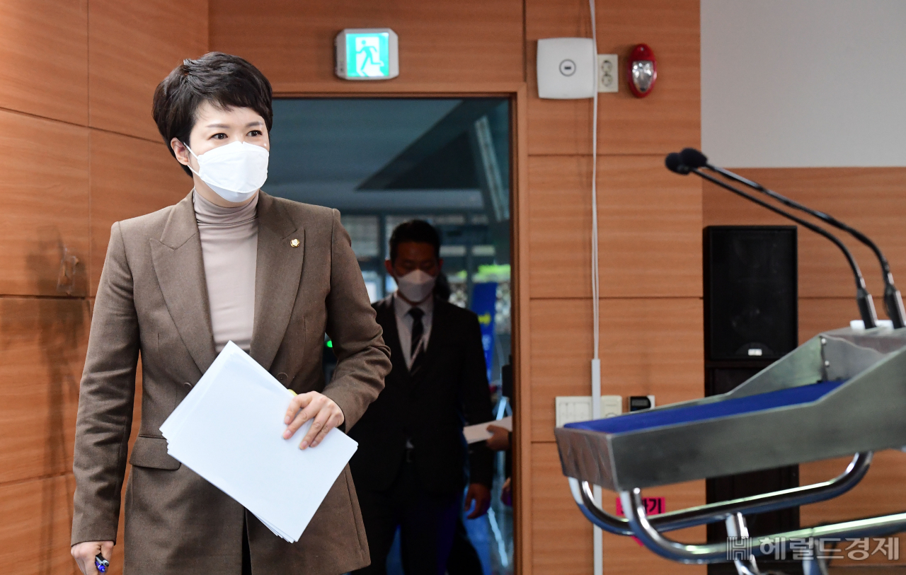 김은혜 대통령 당선인 대변인이 31일 서울 종로구 통의동 제20대 대통령직인수위원회 브리핑실에 입장하고 있다. 박해묵 기자