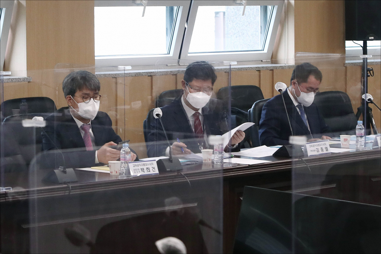 30일 오전 서울 종로구 삼청동에 마련된 제20대 대통령직 인수위원회 대회의실에서 고위공직자범죄수사처(공수처) 관계자들이 인수위와 간담회를 갖기 위해 대기하고 있다. 박해묵 기자