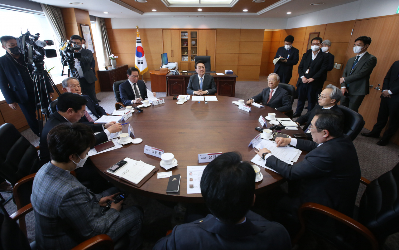 윤석열 당선인이 지난 21일 오전 서울 종로구 통의동 대통령직인수위원회 사무실에서 경제 6단체장들과 오찬회동을 했다. 이상섭 기자