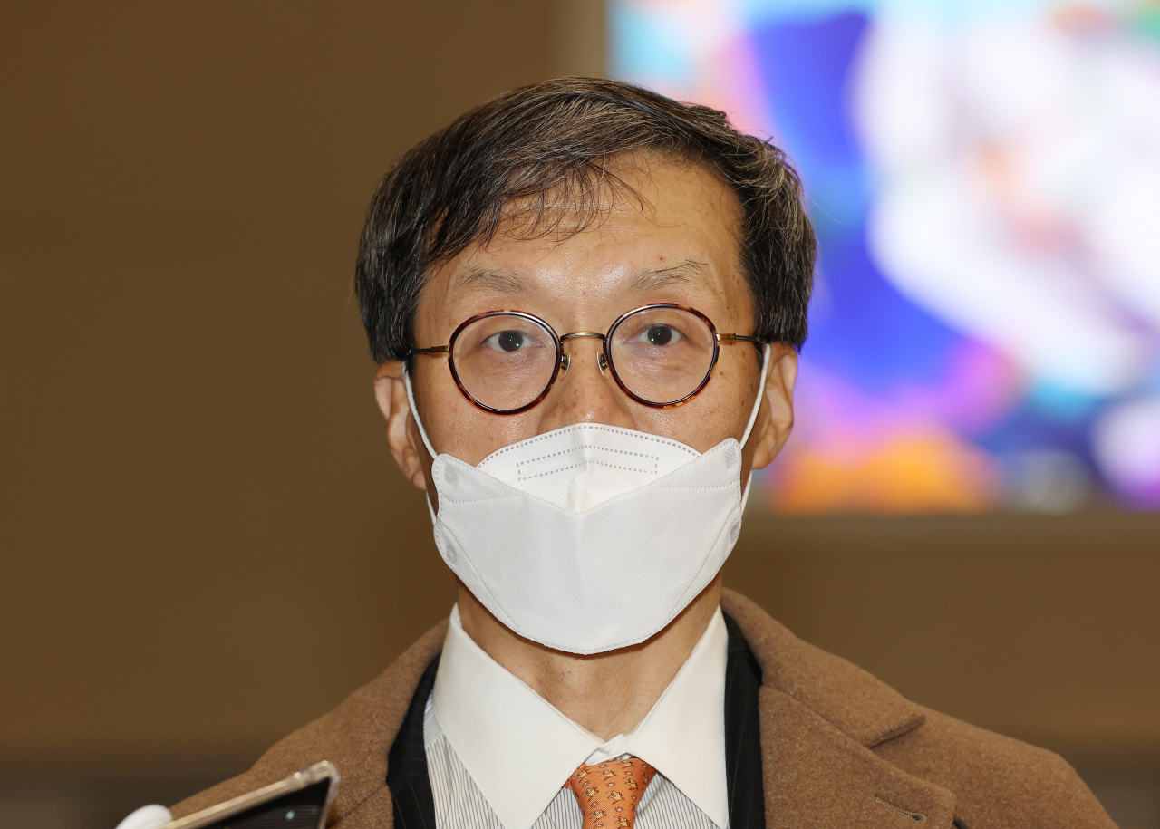 이창용 한국은행 총재 후보자가 30일 인천국제공항을 통해 귀국해 취재진의 질문에 답하고 있다. [연합]