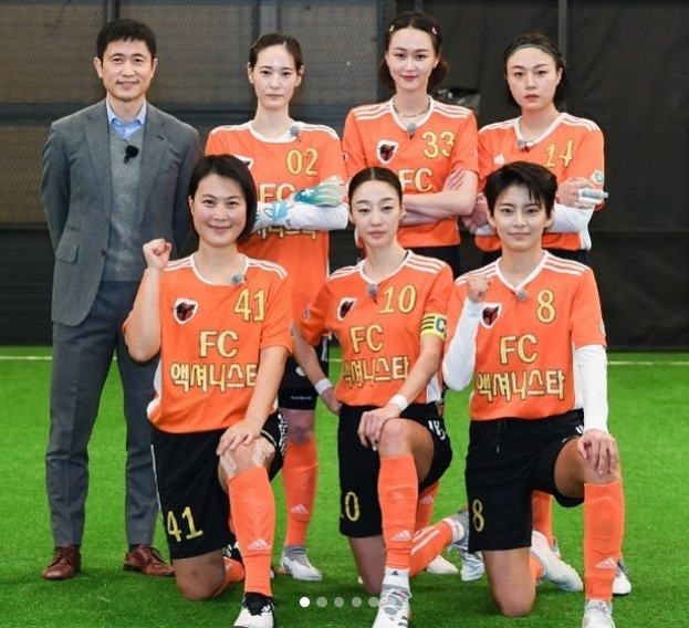 SBS ‘골 때리는 그녀들’에 출연 중인 배우 이영진(뒷줄 왼쪽 두 번째)은 누가 강요하지도 않았는데 하루에 6시간씩 ‘축구’에 전념한다. 합류 직후 부상을 겪었지만 지금은 맹활약 중이다. [이영진 인스타그램]
