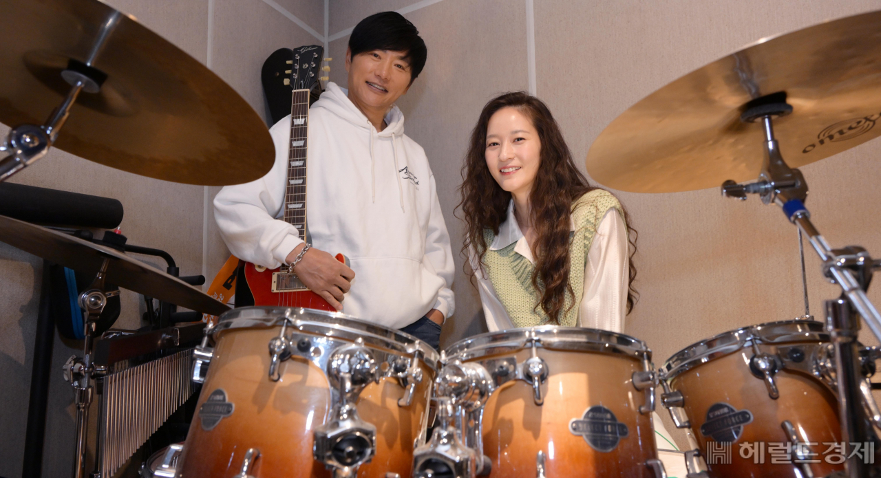 28일 오후 서울 송파구 한 음악연습실에서 ‘조용필과 위대한 탄생’ 기타리스트 최희선(왼쪽)과 조카인 배우 이영진이 헤럴드경제와 인터뷰를 하고 있다. 이상섭 기자