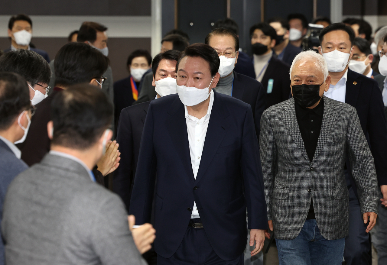 윤석열 대통령 당선인이 지난 26일 오후 서울 마포구 서울창업허브에서 열린 제20대 대통령직인수위원회 워크숍에서 안철수 인수위원장, 김한길 국민통합위원장, 권영세 인수위 부위원장 등과 함께 입장하고 있다. [인수위사진기자단]