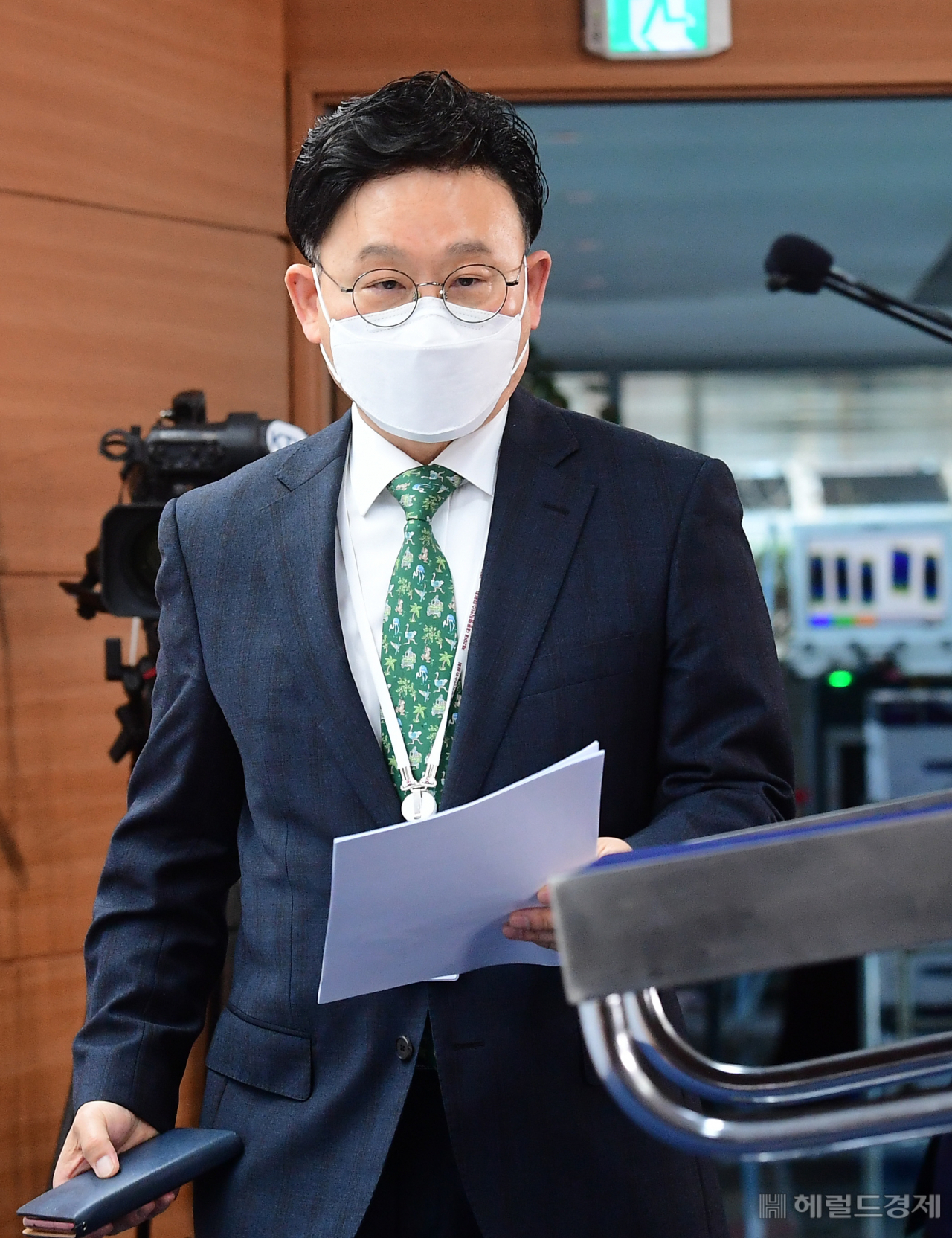 원일희 대통령직인수위원회 수석부대변인 31일 서울 종로구 통의동 제20대 대통령직인수위원회 브리핑실에 입장하고 있다. 박해묵 기자