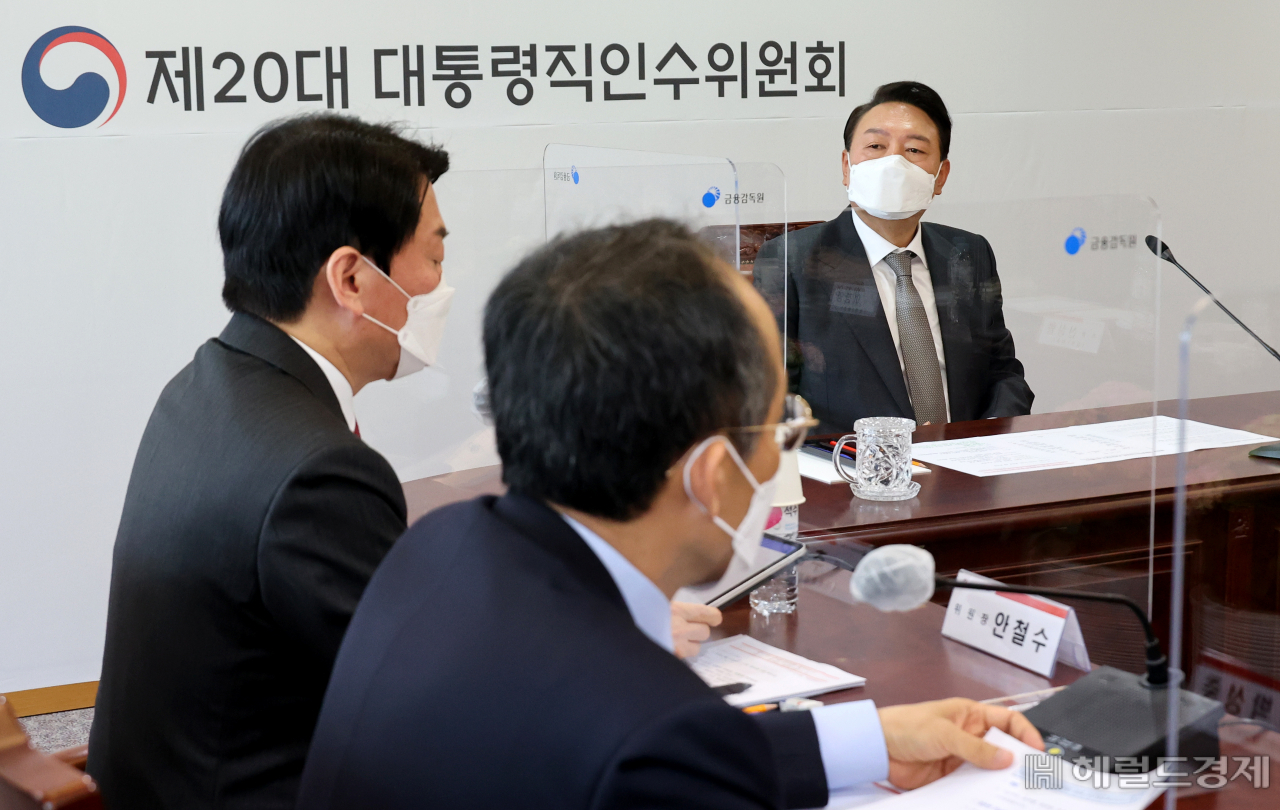 윤석열 대통령 당선인이 31일 오전 서울 종로구 통의동 대통령직인수위원회에서 열린 경제 1·2분과, 과학기술교육분과 업무보고 회의에 참석해 안철수 인수위원장의 모두발언을 경청하고 있다. 박해묵 기자