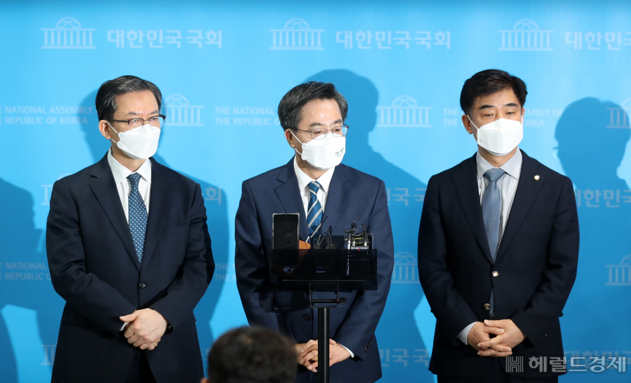 김동연 새로운물결 대표가 31일 오전 서울 여의도 국회 소통관에서 6·1 지방선거 경기도지사 출마 선언 기자회견을 마친 뒤 취재진의 질문에 답하고 있다.이상섭 기자