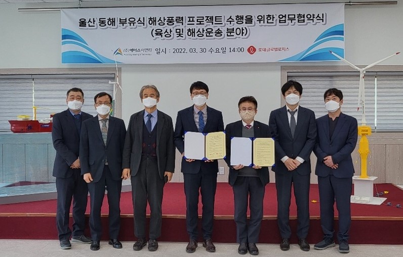 조창락 롯데글로벌로지스㈜ 포워딩부문장(사진 오른쪽 세번째)과 김대환 ㈜에이스이앤티 대표이사(사진 가운데)가 기념 촬영을 하고 있다.[롯데글로벌로지스 제공]
