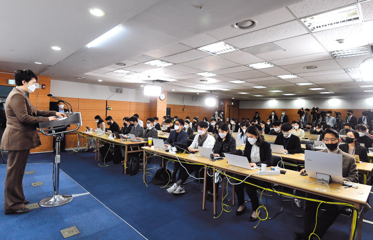 김은혜 대통령 당선인 대변인이 31일 서울 종로구 통의동 제20대 대통령직인수위원회에서 일일 브리핑을 하고 있다. 김 대변인은 초미의 관심인 새 정부 초대 총리 인선과 관련해서 “당선인이 총리 후보를 내정하거나 검토할 때는 대내외 위기 속에서 내각을 안정적으로 이끌고 대통령 국정운영을 뒷받침하면서 부처 간 유기적 협력을 이끌 수 있는 분으로 찾고 있지 않을까 한다”고 말했다. 박해묵 기자
