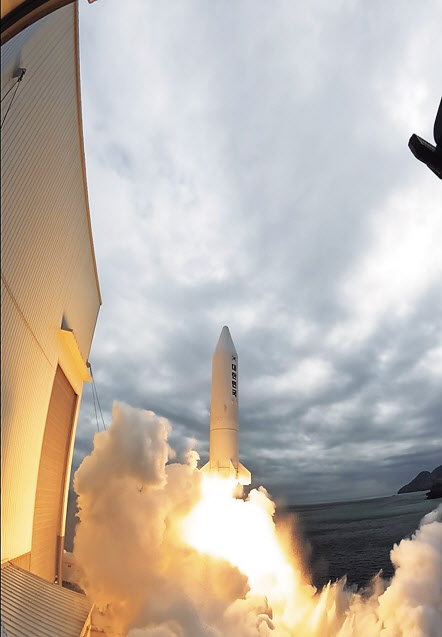 북한이 ICBM 시험발사를 재개한 가운데 한국은 30일 순수 국내 기술로 개발한 고체추진 우주발사체 첫 시험발사에 성공했다. 위쪽 사진은 북한이 지난 24일 시험발사에 성공했다며 공개한 신형 ICBM 화성-17형 발사 모습. 한미는 북한이 실제로는 화성-17형이 아닌 화성-15형을 쏘고 기만했다는 데 무게를 두고 있다. 아래쪽 사진은 순수 국내 기술로 개발한 ‘고체 추진 우주발사체’의 첫 시험발사 장면이다. [평양 노동신문=뉴스1·국방부 제공]