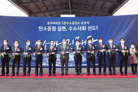30일 충청북도 충주시 수소융복합충전소 준공식에서 박기영 산업통상자원부 2차관(오른쪽 여섯 번째), 성일홍 충청북도 경제부지사(오른쪽 일곱 번째), 오준석 현대로템 에코플랜트사업본부장(오른쪽 세 번째) 등 관계자들이 기념촬영을 하고 있다. [현대로템 제공]