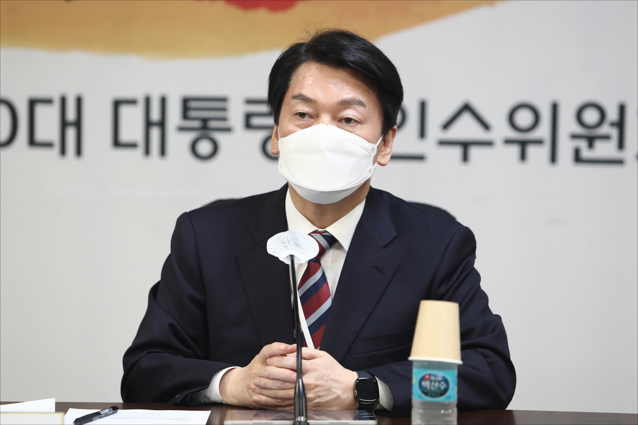 안철수 인수위원장이 지난 30일 오후 서울 종로구 삼청동에 마련된 제20대 대통령직 인수위원회 대회의실에서 열린 제5차 코로나비상대응특위 회의에서 모두발언을 하고 있다. [박해묵 기자]