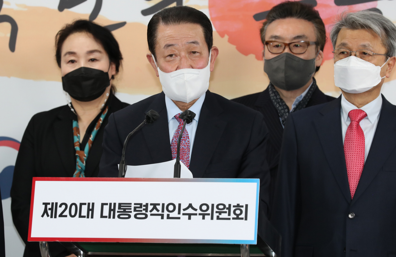 박주선 대통령취임식 준비위원회 위원장이 지난 23일 서울 종로구 삼청동 한국금융연수원 별관에 마련된 대통령직인수위원회 브리핑실에서 위원회 인선과 업무추진 현황에 대한 기자회견을 하고 있다. [인수위사진기자단]