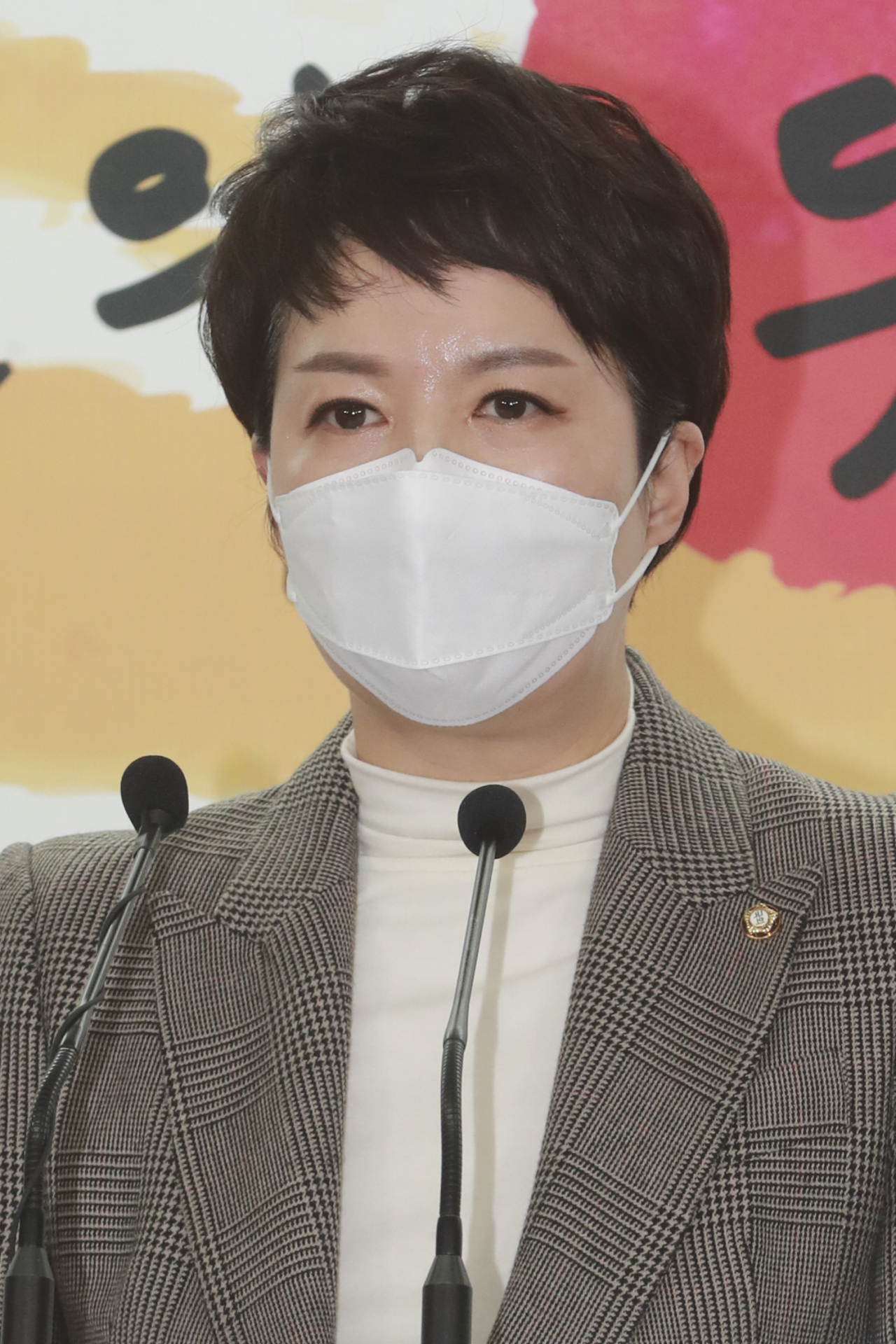 Kim Eun-hye, the spokesperson of President-elect Yoon Suk-yeol, gives a press briefing at the transition team's office in Seoul on Thursday. (Yonhap)