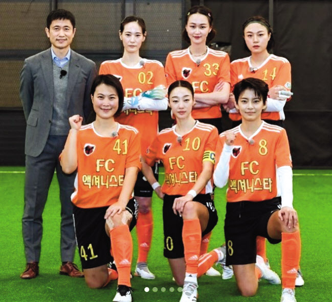 SBS ‘골 때리는 그녀들’에 출연 중인 배우 이영진은 누 가 강요하지도 않았는데, 하루에 6시간씩 ‘축구’에 전 념한다. 합류 직후 부상을 겪었지만, 지금은 맹활약 중이다. [이영진 인스타그램]