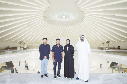 한경진(왼쪽부터) SM SEA 지사장, 이수만 총괄 프로듀서, 누라 빈트 모하메드 알 카비 UAE 문화청소년부 장관, 무바락 알 나키 문화부 차관. [SM엔터테인먼트 제공]