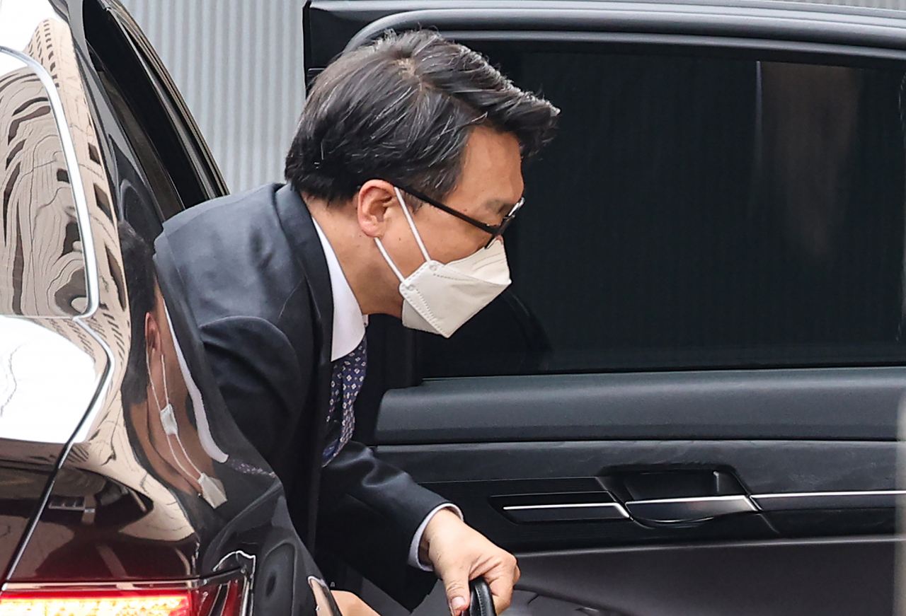 제20대 대통령직인수위원회와 고위공직자범죄수사처(공수처)와 간담회가 예정된 지난 30일 오전 김진욱 공수처장이 정부과천청사 내 사무실로 출근하고 있다. [연합]