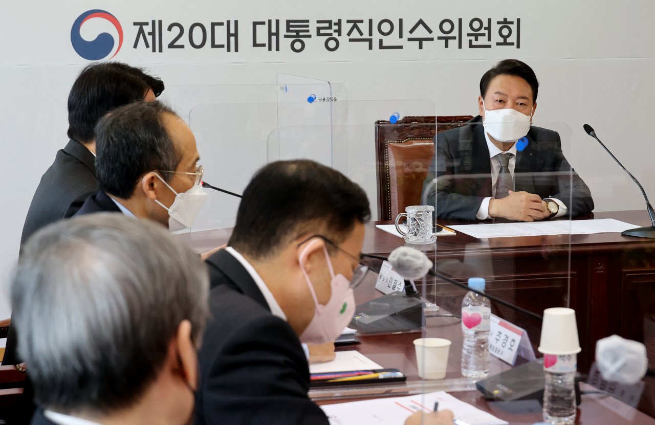 윤석열 대통령 당선인이 31일 오전 서울 종로구 통의동 대통령직인수위원회에서 열린 경제1·2분과, 과학기술교육분과 업무보고 회의에 참석하고 있다 [헤럴드경제DB]