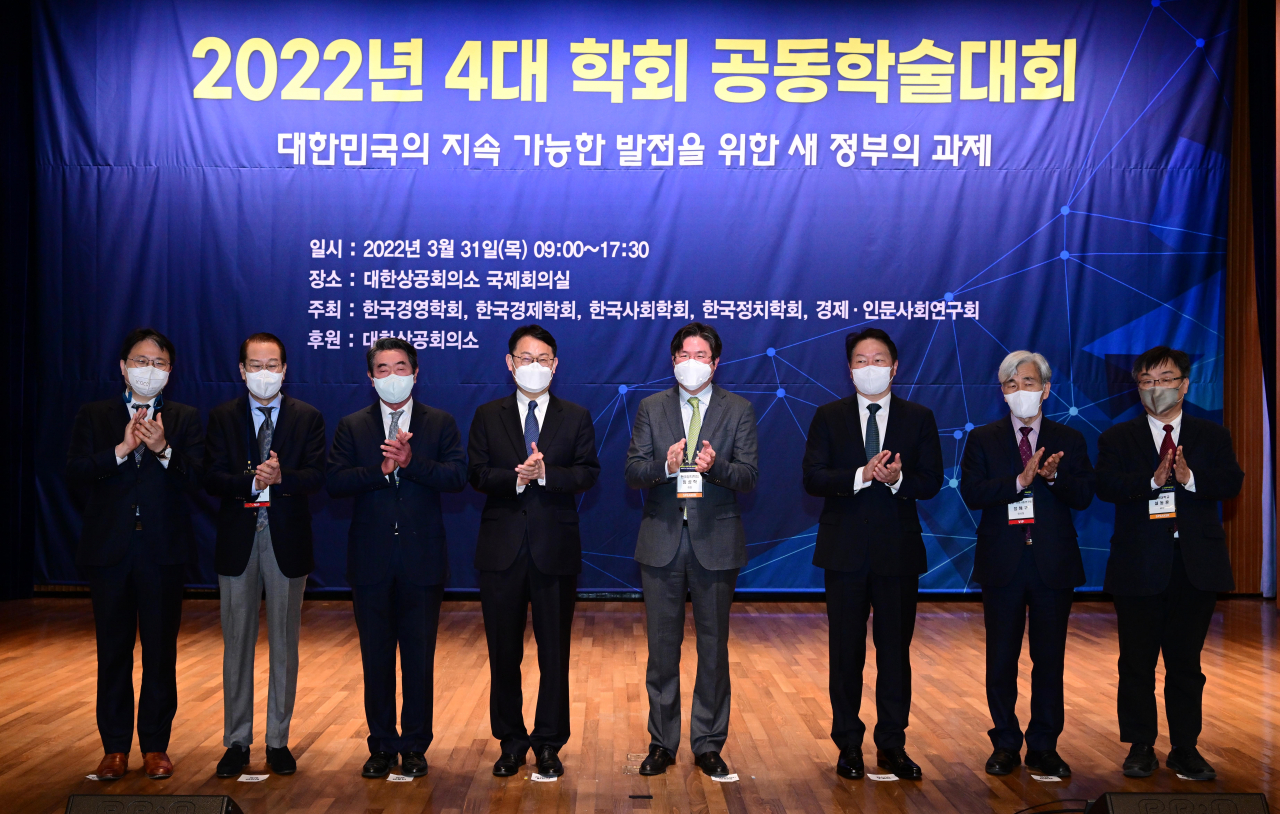 4대 학회가 31일 대한상공회의소에서 개최한 새 정부 과제 학술대회에서 권영세(왼쪽 두 번째) 대통령직인수위원회 부위원장과 최태원(오른쪽 세 번째) 대한상의 회장 등이 기념 촬영하고 있다. 박해묵 기자