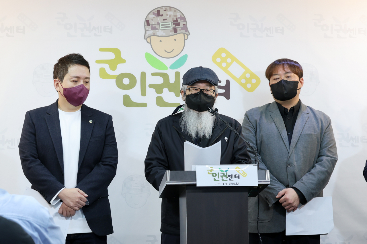 고(故) 이예람 중사 부친 이주완 씨가 지난 15일 서울 마포구 군인권센터 교육장에서 고위공직자범죄수사처에 전익수 공군본부 법무실장을 직권남용 혐의로 고발한다는 기자회견을 하고 있다. [연합]