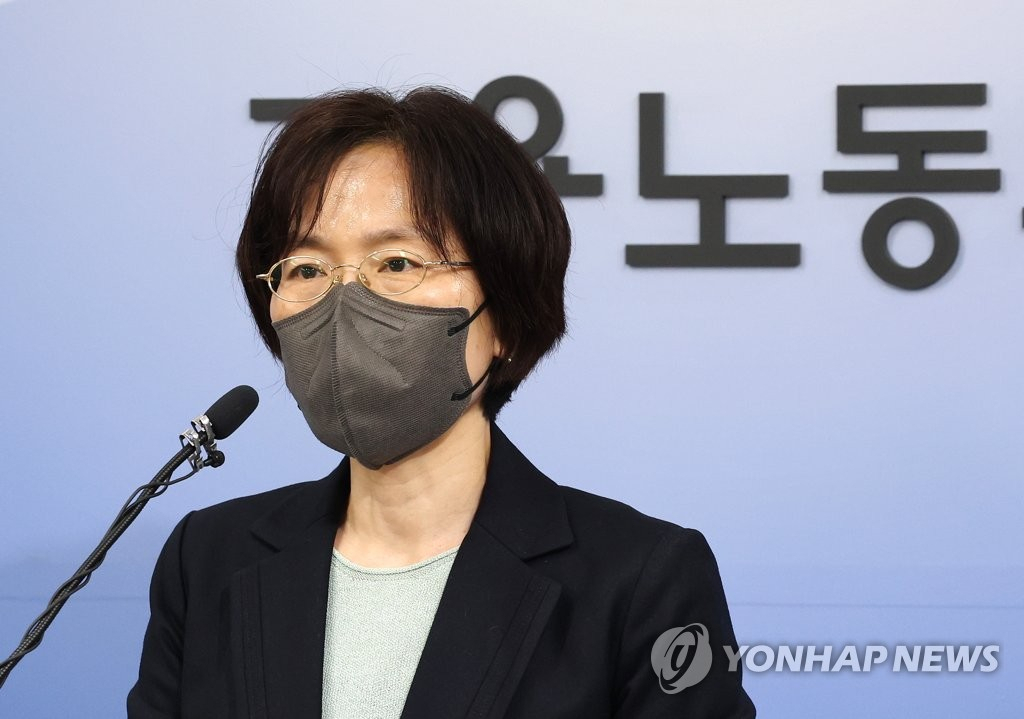 정향숙 고용노동부 노동시장조사과장이 31일 오전 세종시 정부세종청사에서 2022년 2월 사업체노동력조사 결과를 발표하고 있다. [연합]