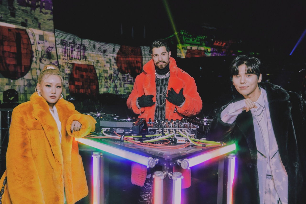 Brazilian DJ Alok (center), pansori singer Kim Jun-su (right) and singer Sonnet Son (Attrakt M)