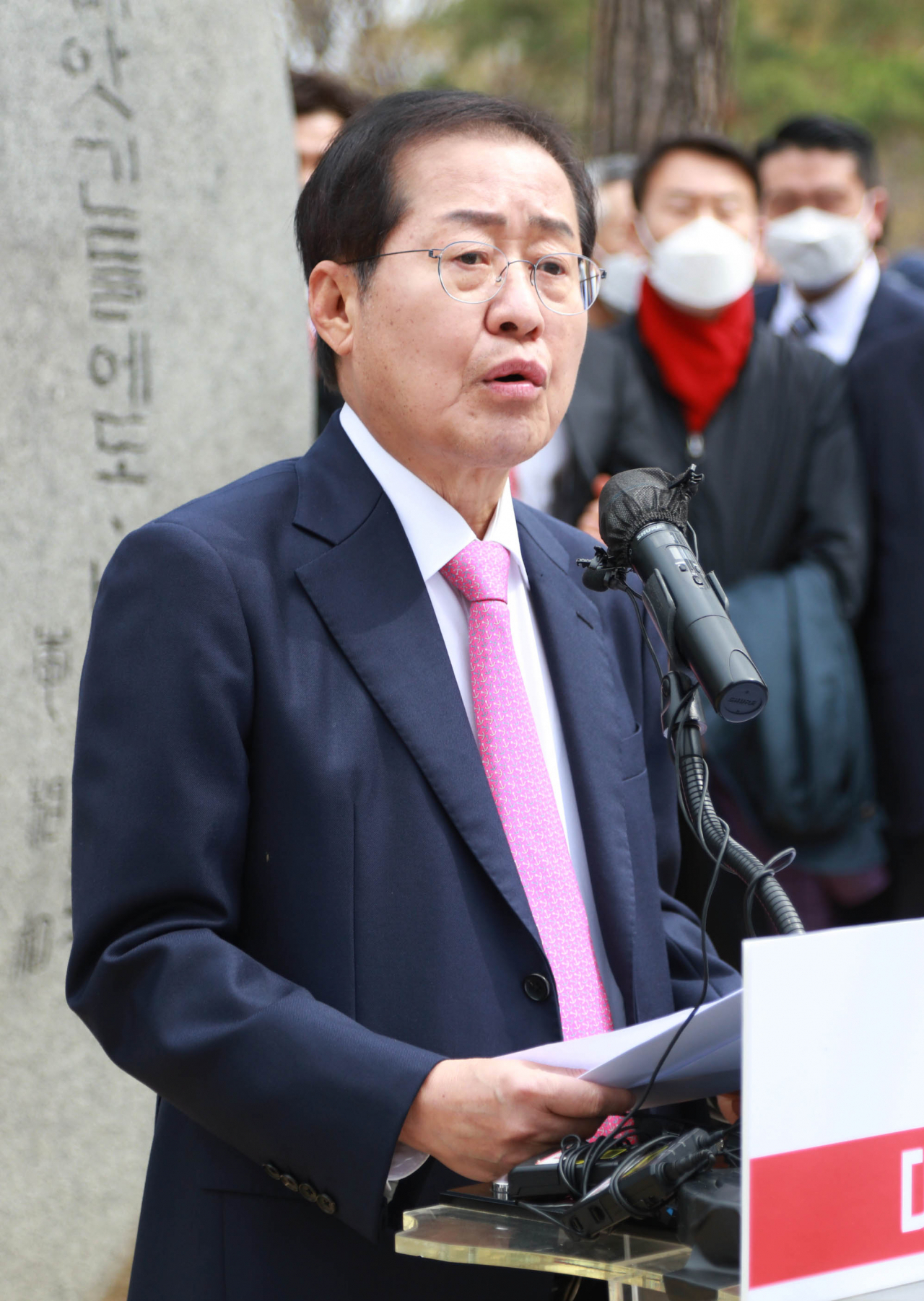 국민의힘 홍준표 의원이 31일 대구 수성못 이상화 시비 앞에서 연 기자회견에서 대구시장 출마를 밝히고 있다. [연합]