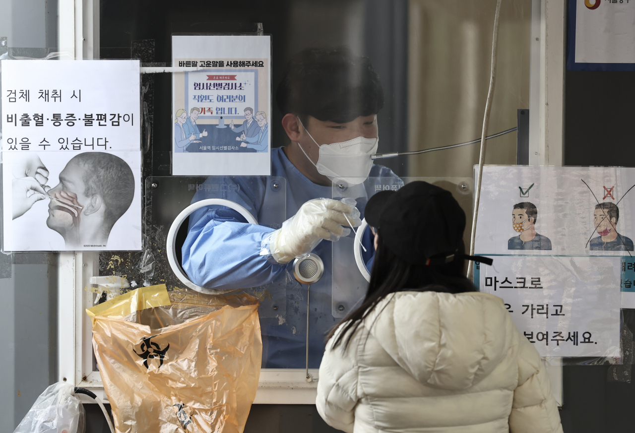 31일 오전 서울역광장에 설치된 코로나19 임시선별검사소에서 시민들이 검체검사를 받고 있다. [연합]