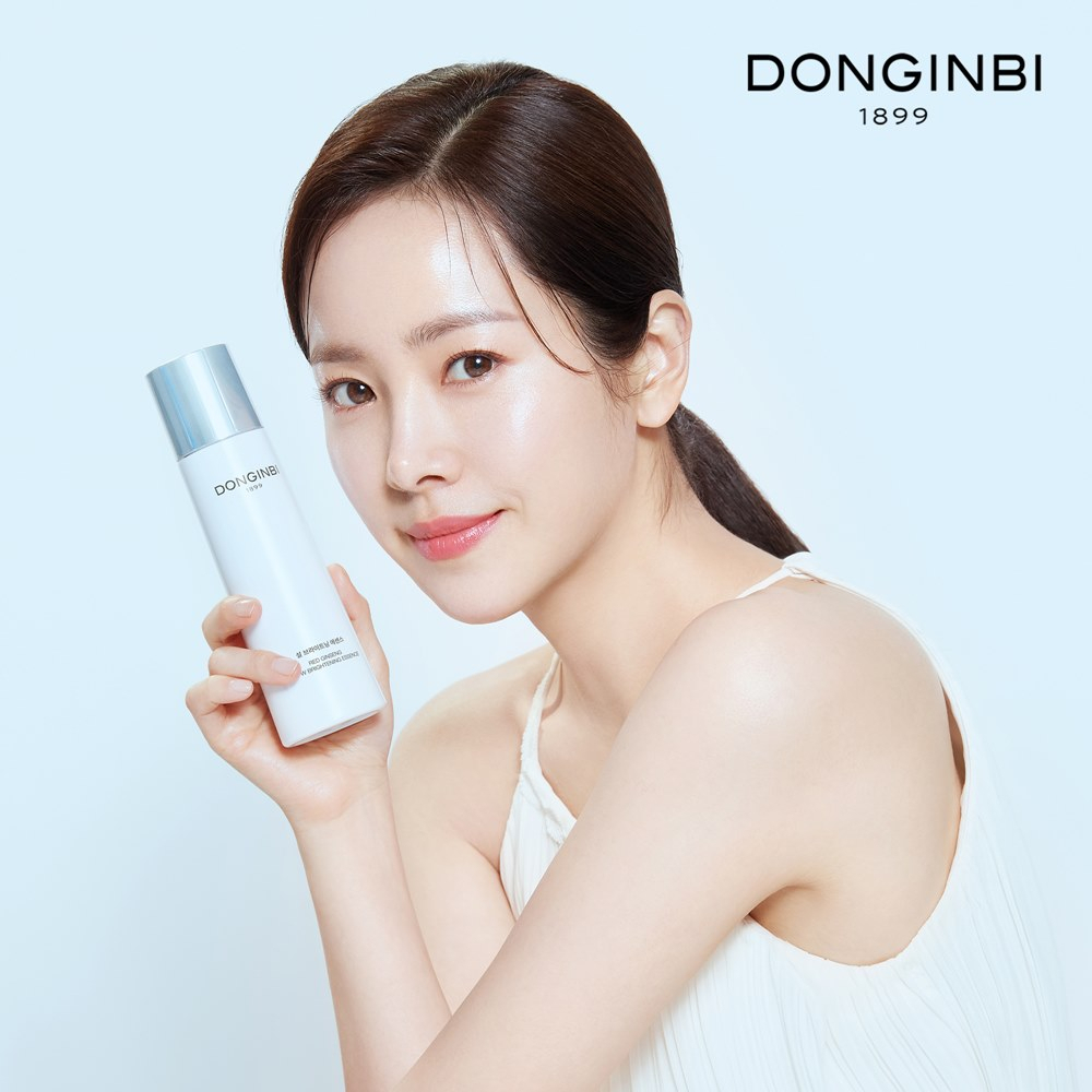 KGC인삼공사 정관장의 프리미엄 뷰티 브랜드 동인비에서 인텐시브 미백 라인인 ‘설 브라이트닝 에센스’를 리뉴얼 출시한다. [KGC인삼공사 제공]