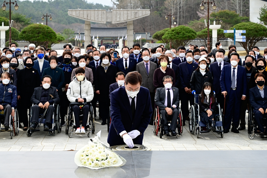 이용섭 광주시장은 31일 예비후보에 등록하고 본격적인 선거 운동에 나섰다.
