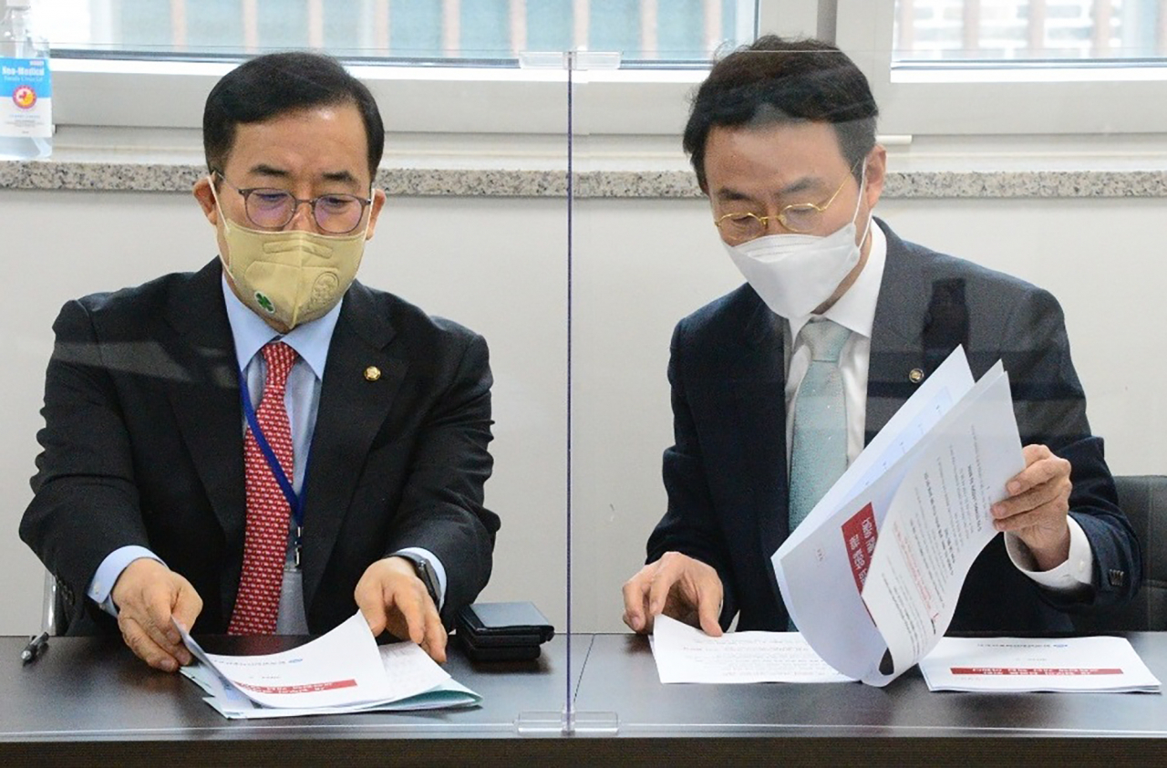 한국교원단체총연합회(교총)가 23일 대통령직 인수위원회를 방문해 교육부 존치와 고교학점제 시행 유예 등을 요구했다고 밝혔다. 사진은 인수위에 요구사항 전달하는 권택환 교총회장 직무대행(오른쪽). [연합]