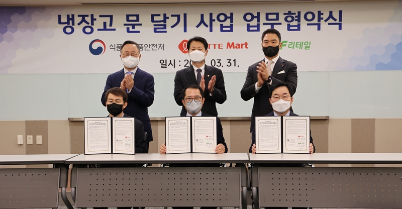 이건준 BGF리테일 대표는 31일 김강립 식약처장, 강성현 롯데쇼핑 롯데마트사업부 대표 등 시범사업 참여기업 관계자들과 서울 송파구에 위치한 롯데월드 웰빙센터에서 점포 내 오픈형 냉장고 문 설치 및 확대를 위한 업무협약식을 가졌다. 뒷줄 왼쪽부터 이건준 BGF리테일 대표, 김강립 식약처장, 강성현 롯데쇼핑 롯데마트사업부 대표. [BGF리테일 제공]