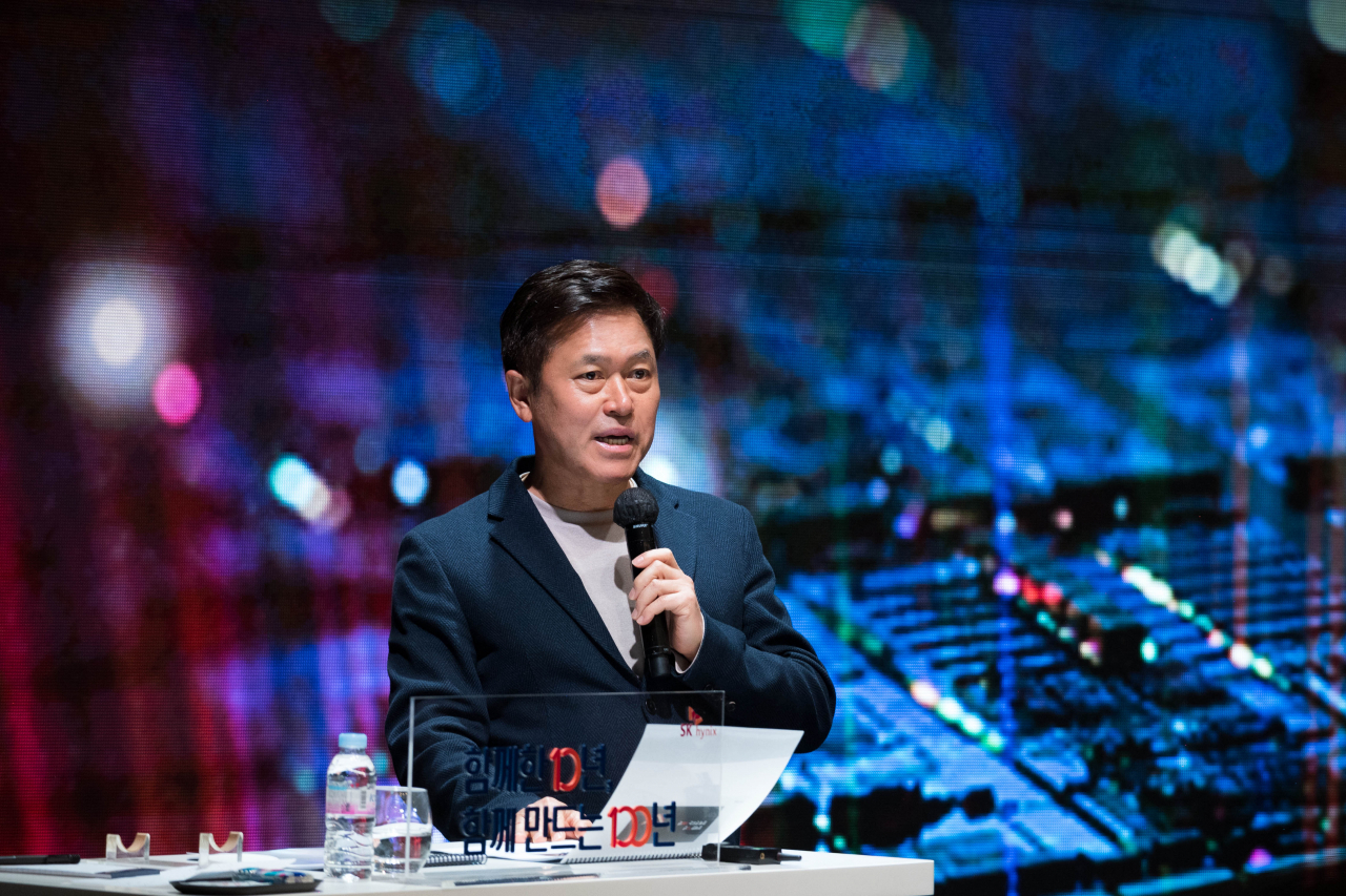 박정호 SK하이닉스 대표이사 부회장이 31일 경기도 이천 본사에서 열린 SK하이닉스 출범 10주년 행사에서 회사의 미래 성장 방향을 설명하고 있다.[SK하이닉스 제공]