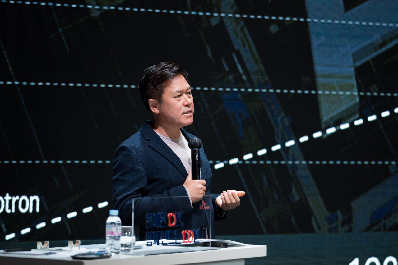 박정호 SK하이닉스 대표이사 부회장이 지난달 31일 경기도 이천 본사에서 열린 SK하이닉스 출범 10주년 행사에서 회사의 미래 성장 방향을 설명하고 있다. [SK하이닉스 제공]