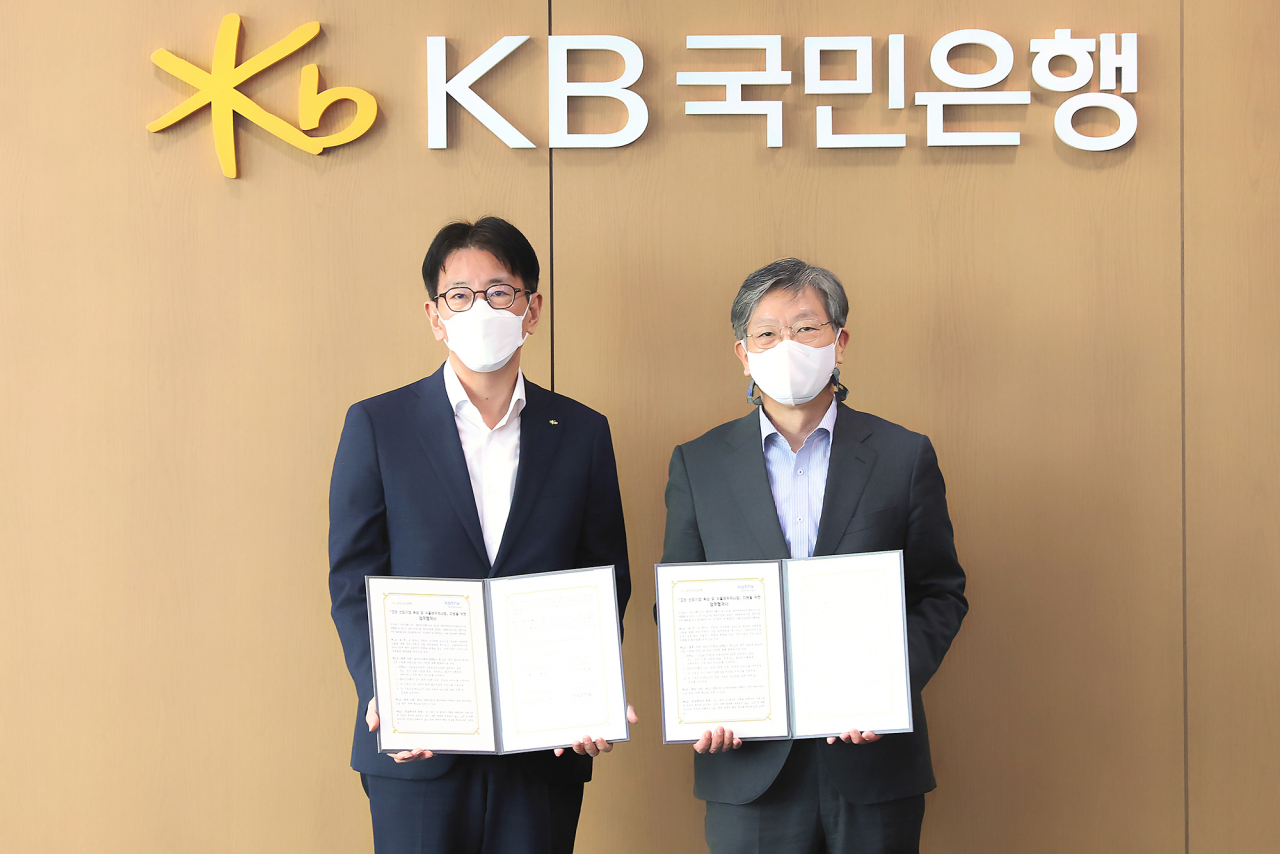 유정열 코트라 사장(오른쪽)이 MOU 체결식을 마치고 이재근 KB국민은행 행장과 기념 촬영을 하고 있다. [코트라 제공]
