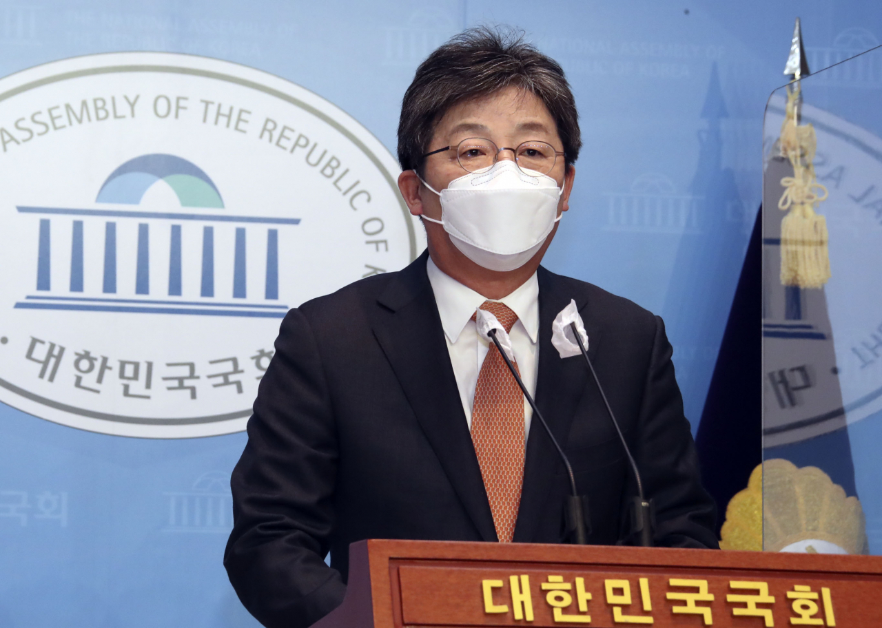 국민의힘 유승민 전 의원이 31일 오후 국회 소통관에서 기자회견을 열고 6·1 지방선거 경기도지사 출마를 선언하고 있다. [연합]