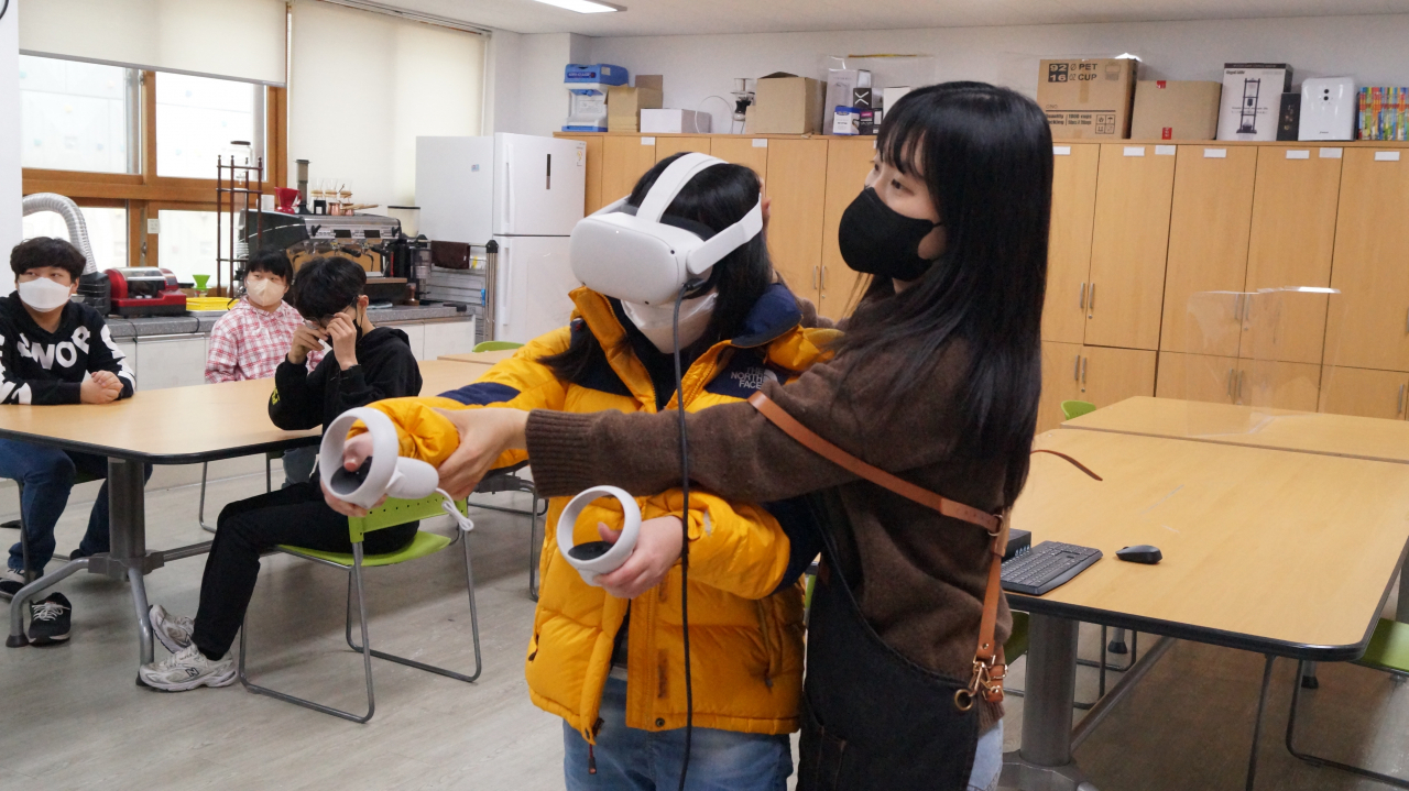 포항 명도학교 학생이 VR직업훈련을 체험하고 있다. [포스코1%나눔재단 제공]