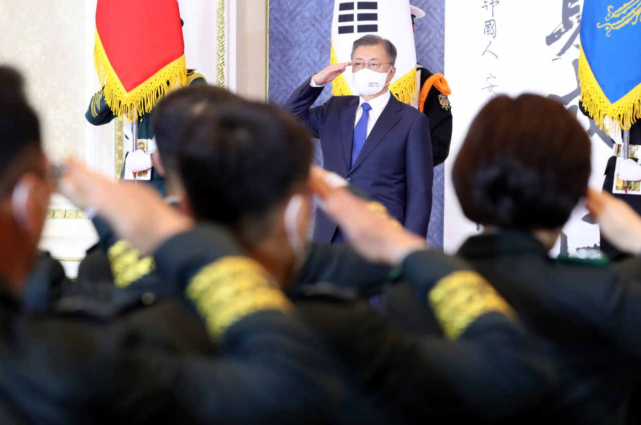 문재인 대통령이 31일 청와대 영빈관에서 열린 육군, 해군, 해병대, 공군 준장 진급자 삼정검 수여식에서 진급 장성의 거수경례에 답하고 있다. 삼정검의 '삼정'은 육·해·공군이 일치하여 호국·통일·번영의 3가지 정신 달성을 의미한다. 연합뉴스