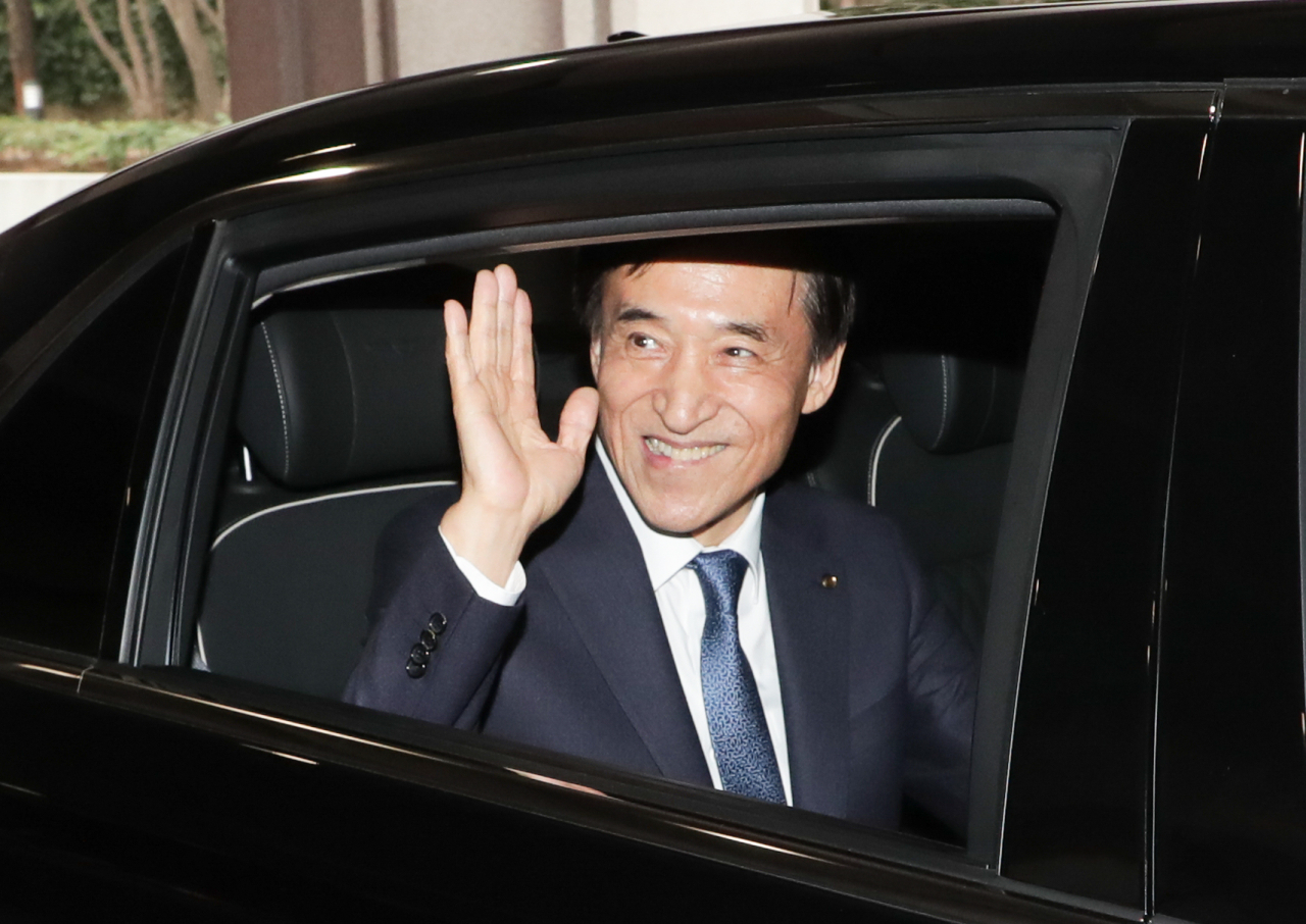 31일 퇴임하는 이주열 한국은행 총재가 이날 서울 중구 한은에서 직원들과 마지막 인사를 나누고 차량에 탑승해 손을 흔들고 있다. [연합]