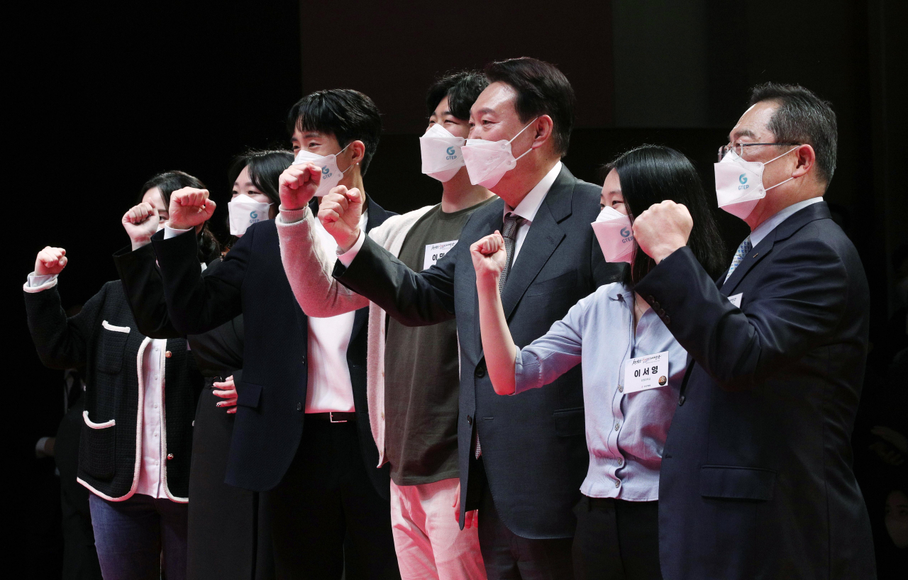 윤석열 대통령 당선인이 31일 서울 강남구 한국무역협회에서 열린 '청년무역 국가대표와의 만남'에서 참석자들과 기념촬영을 하고 있다. [연합]