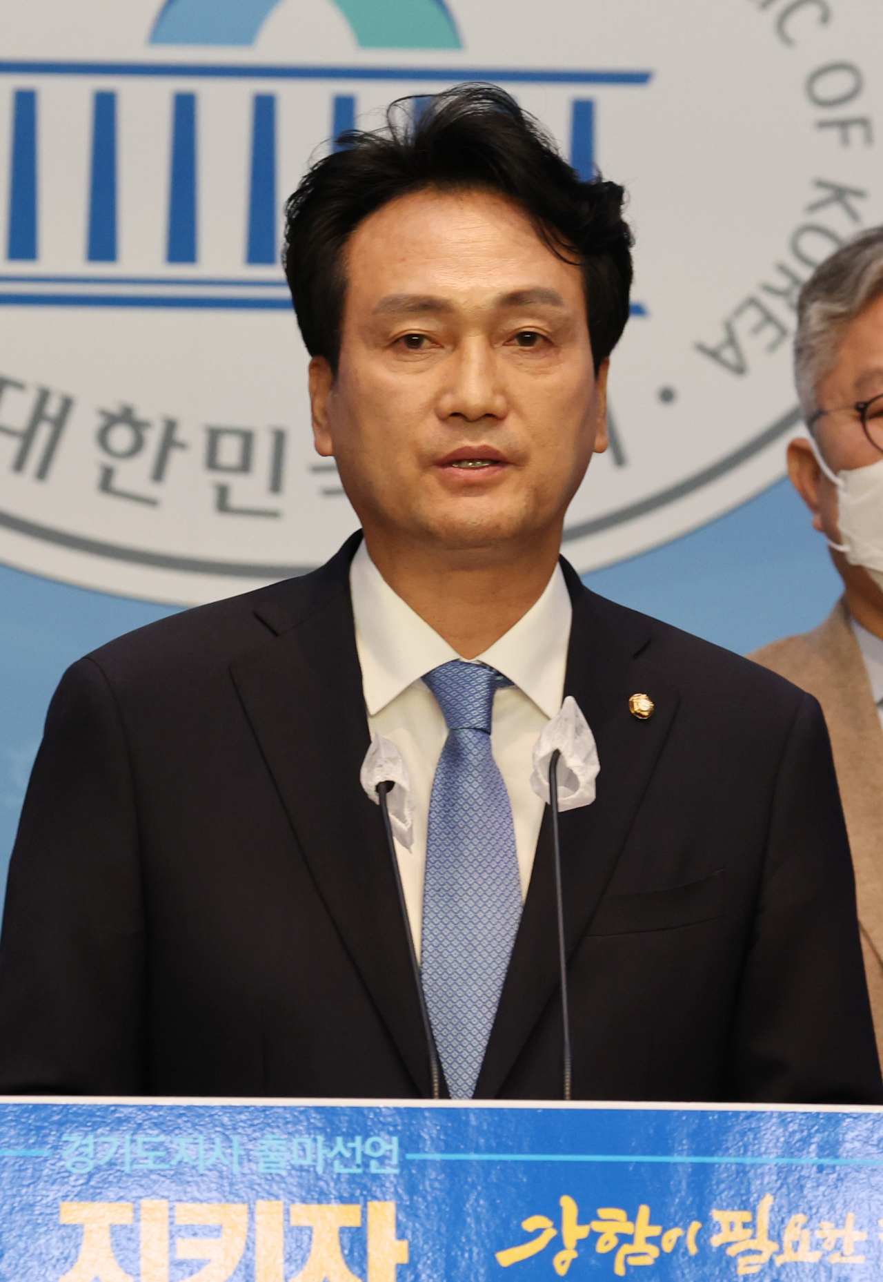 더불어민주당 안민석 의원이 31일 오후 서울 여의도 국회 소통관에서 기자회견을 열고 6·1 지방선거 경기도지사 출마를 선언하고 있다. [연합]