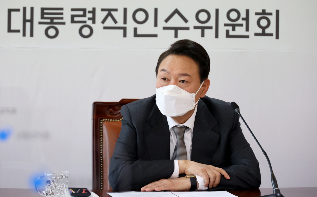 윤석열 대통령 당선인이 31일 오전 서울 종로구 통의동 대통령직인수위원회에서 열린 경제 1·2분과, 과학기술교육분과 업무보고 회의에 참석해 회의를 주재하고 있다. [박해묵 기자]