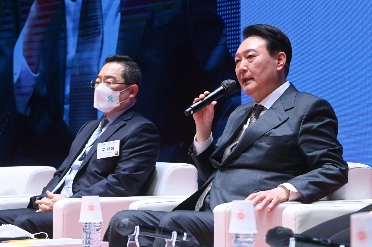 윤석열 대통령 당선인(오른쪽)이 31일 서울 강남구 삼성동 한국무역협회에서 열린 '청년무역 국가대표와의 만남'에서 청년 무역인들을 격려하고 있다. 윤 당선인이 당선 후 개별 경제단체를 방문하는 것은 이번이 처음이다. 연합뉴스