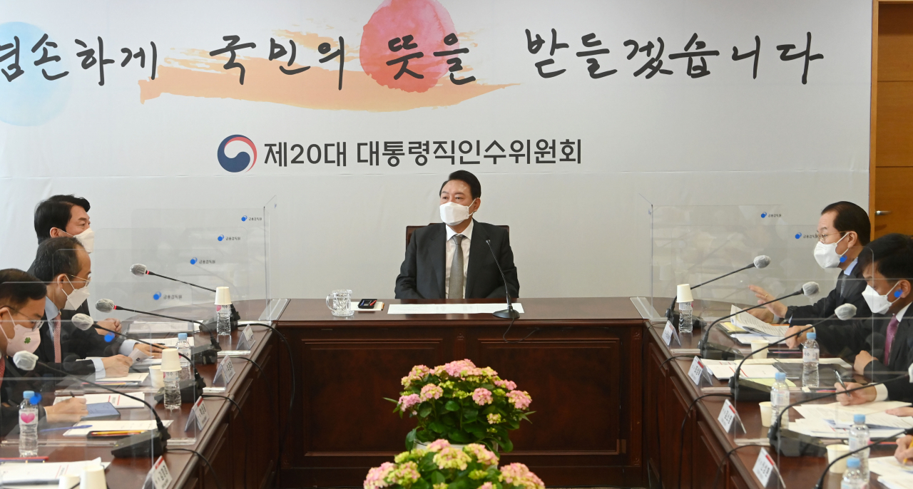 윤석열 대통령 당선인이 31일 오전 서울 종로구 통의동 대통령직인수위원회에서 열린 경제1분과 업무보고 회의를 주재하고 있다. [박해묵 기자]