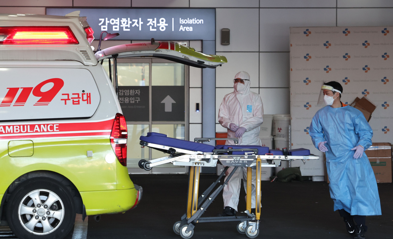 Emergency care team at Seoul Medical Center prepare for a patient’s arrival on March 27. (Yonhap)
