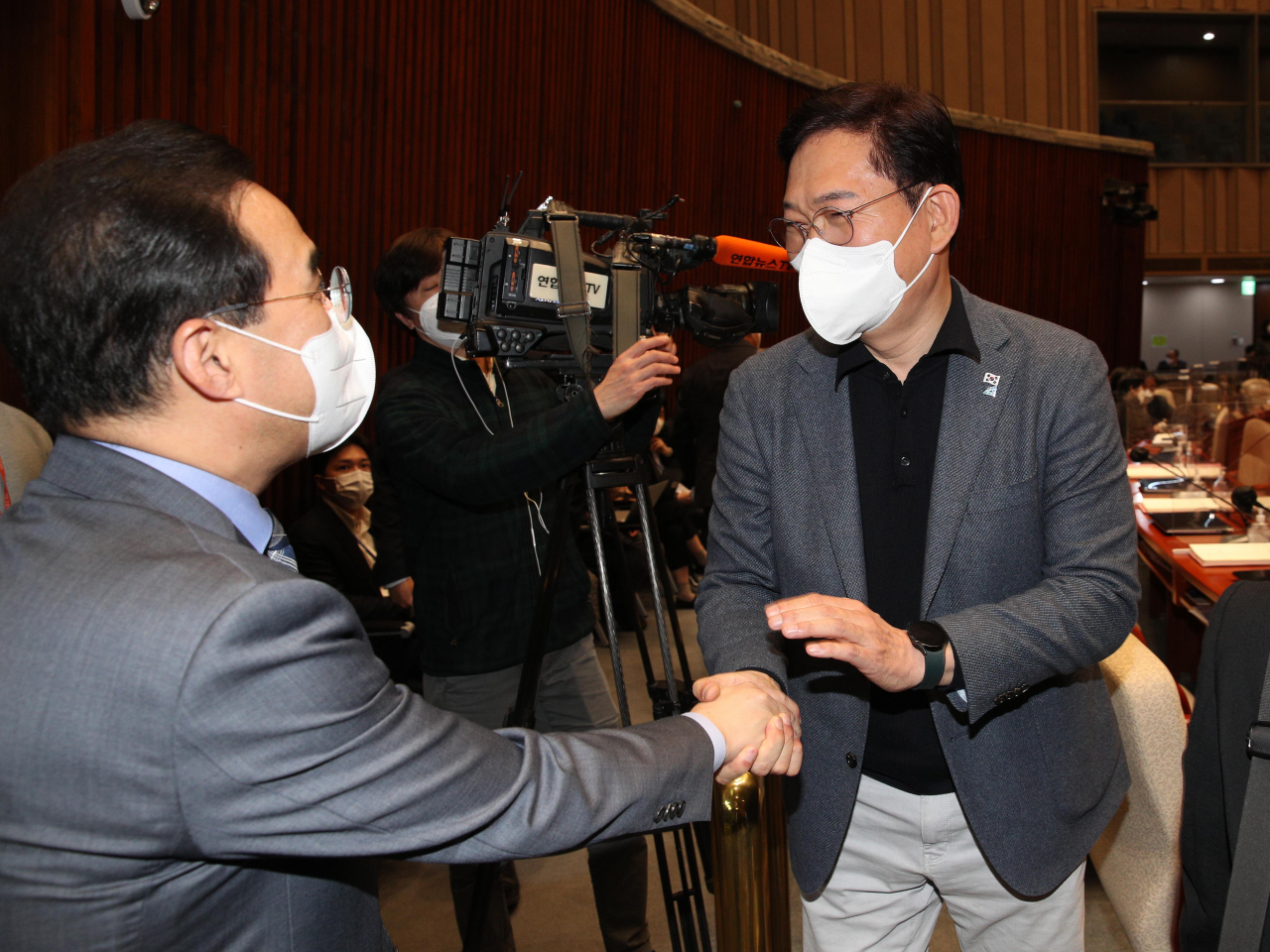 더불어민주당 박홍근 원내대표가 31일 오후 국회에서 열린 정책의원총회에서 송영길 전 대표와 악수하고 있다. [연합]