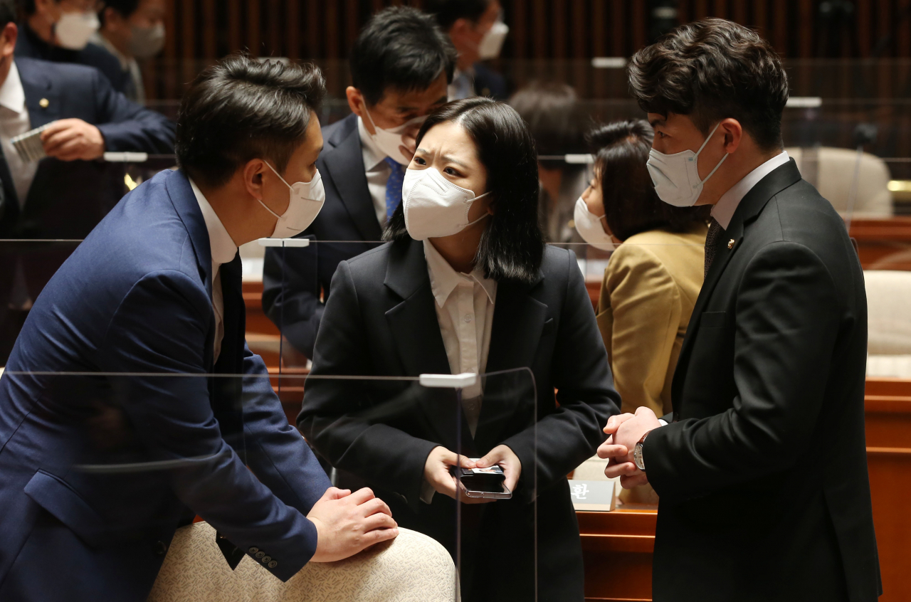 박지현 더불어민주당 공동비상대책위원장(가운데)이 31일 오후 국회에서 열린 정책의원총회에서 전용기·오영환 의원과 대화하고 있다. [연합]