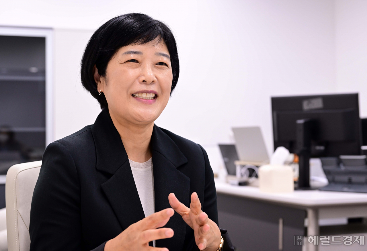 김명희 신한지주 CDO가 그룹의 디지털전략에 대해 설명하고 있다. 이상섭 기자