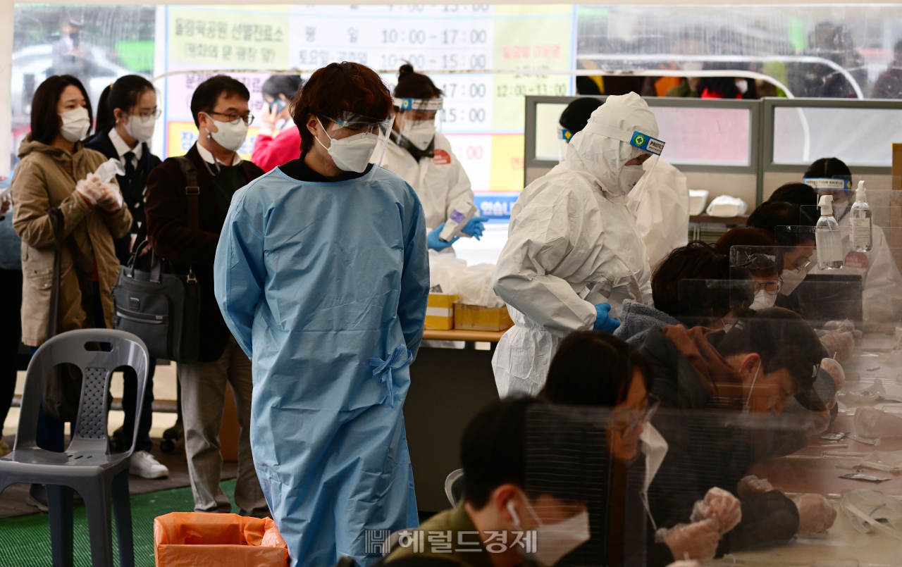 지난 23일 서울 송파구 보건소 선별진료소에 코로나19 신속항원검사를 받으려는 시민들이 대기하고 있다. [박해묵 기자]